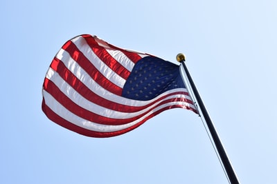 美国国旗在旗杆上飘扬
